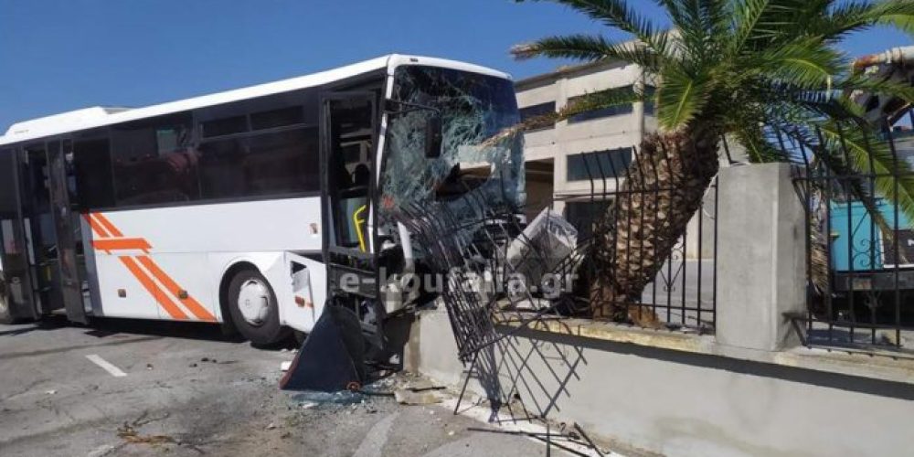 Σοκαριστικό τροχαίο για λεωφορείο του ΚΤΕΛ – Καρφώθηκε σε τοίχο (Photos)