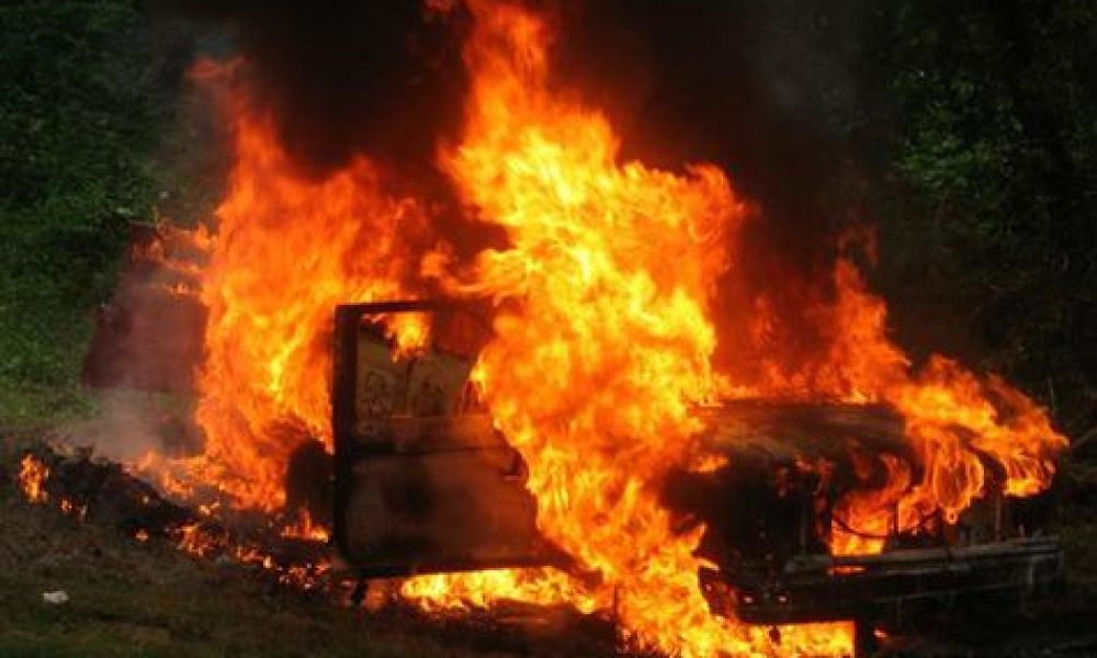 Χανιά: Έκανε στην άκρη και είδε το αυτοκίνητό του να παραδίδεται στις φλόγες