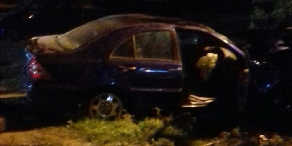 Αυτοκίνητο «καρφώθηκε» σε δέντρο στα Χανιά