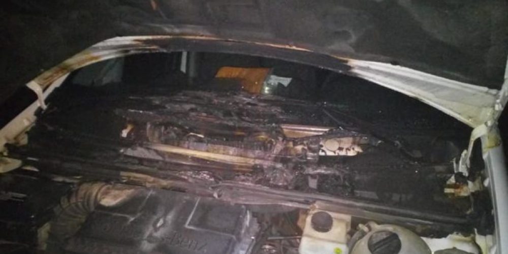 Χανιά: Πήγαν να της κλέψουν το αυτοκίνητο και έβαλαν φωτιά και στου γιου της (Photos)