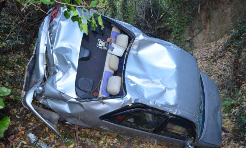 Τροχαίο ατύχημα στα Αφράτα Κισσάμου - Αυτοκίνητο έπεσε σε βάθος