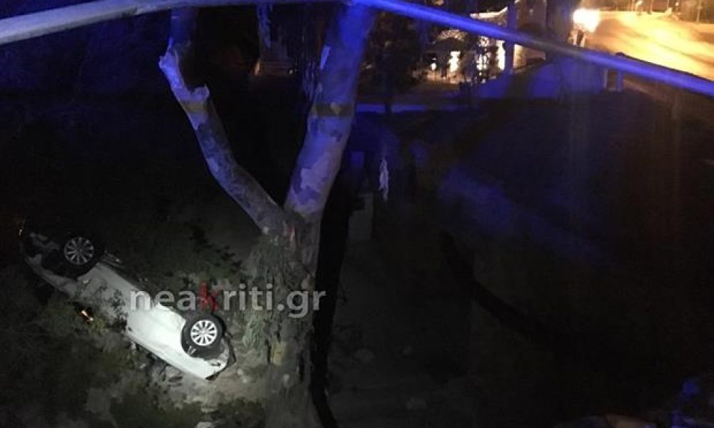 Κρήτη: Αυτοκίνητο «έπεσε» από γέφυρα και καρφώθηκε σε δέντρο (φωτο)