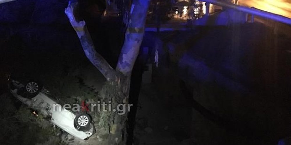 Κρήτη: Αυτοκίνητο «έπεσε» από γέφυρα και καρφώθηκε σε δέντρο (φωτο)