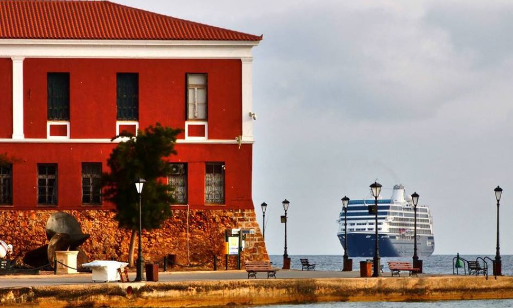 Το πλωτό παλάτι Azamara ανοιχτά του Ενετικού Λιμανιού των Χανίων (Photos)