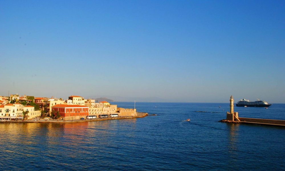 Το κρουαζιερόπλοιο Αzamara έξω από το Ενετικό λιμάνι των Χανίων (φωτο)