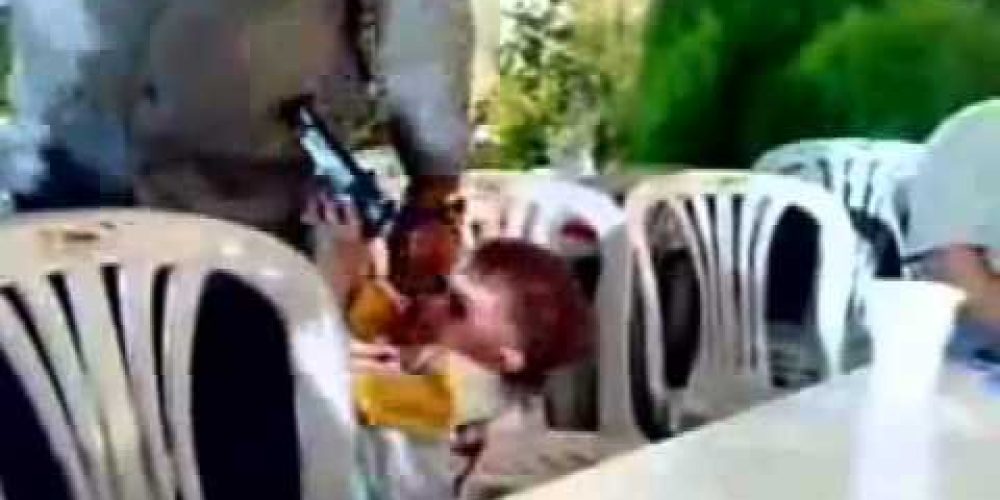 Αυτά κάνουν οι μπαλωθιές…Τρίχρονος πυροβόλησε τον πατέρα του σε γλέντι γάμου (Video)