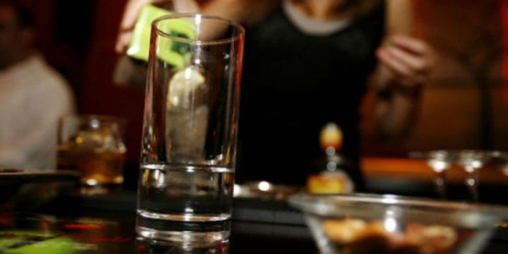 Χανιά: Πελάτες έπιναν το ποτό τους σε μπαρ μετά τα μεσάνυχτα – Συνελήφθη ο ιδιοκτήτης