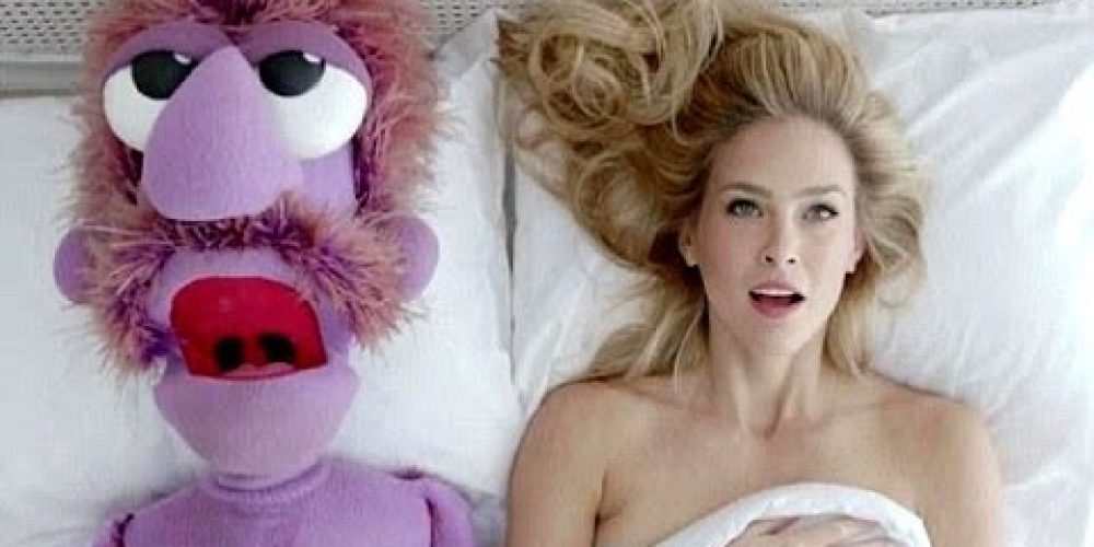 HOT: το απαγορευμένο βίντεο της Bar Refaeli με κούκλα στο κρεβάτι!