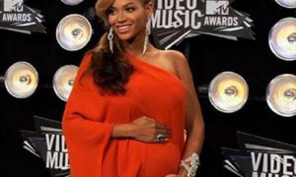 Η Beyonce ανακοίνωσε την εγκυμοσύνη της