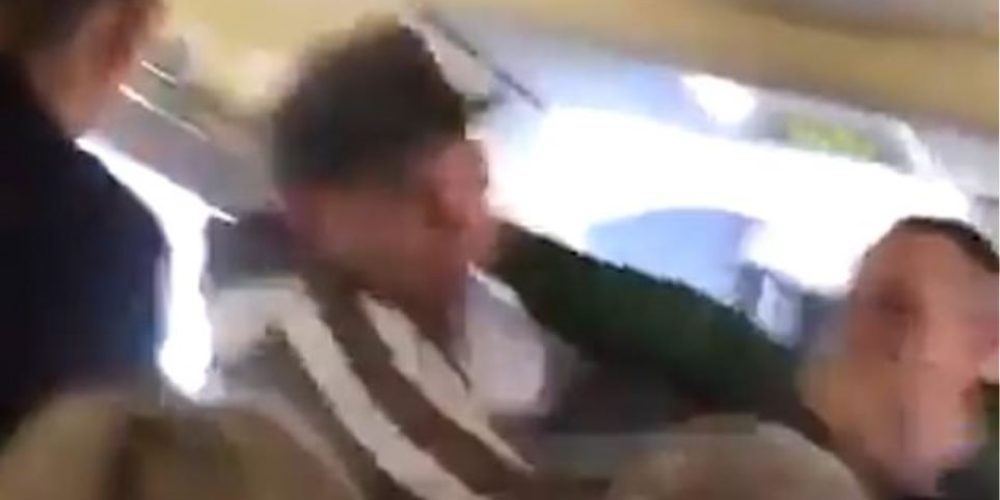 Άγριος καβγάς σε πτήση της Ryanair για μια γυναίκα που δεν φορούσε παπούτσια – Δείτε βίντεο