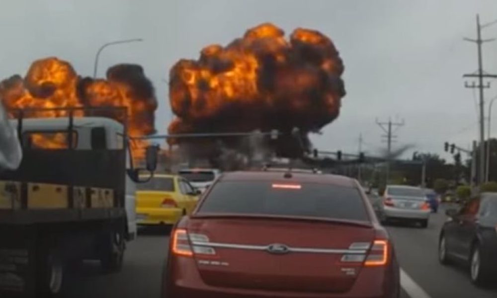 Βίντεο: Αεροπλάνο πέφτει σε αυτοκίνητα, τυλίγεται στις φλόγες και... έζησαν όλοι