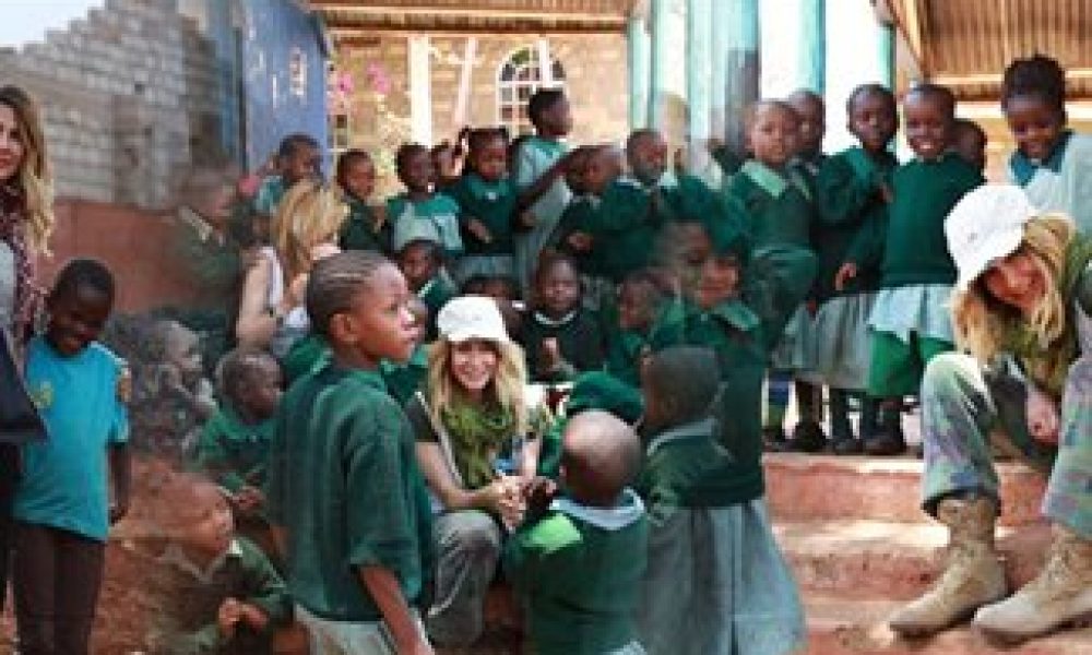 Η Άννα Βίσση αγκαλιά με τα ορφανά της Κένυας!