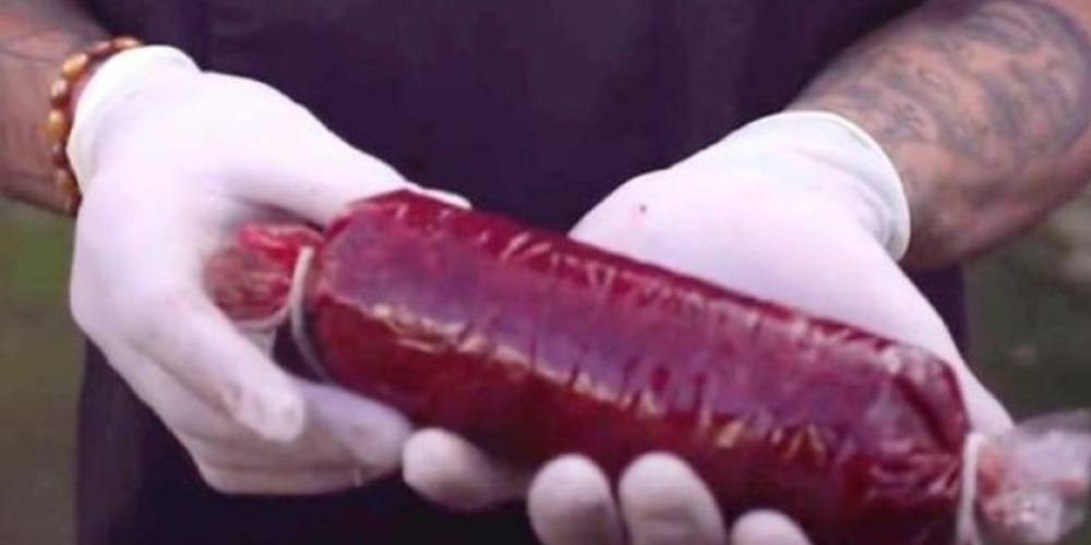 Ξυλοκόπος παρασκευάζει και τρώει λουκάνικα από ανθρώπινο αίμα (video)