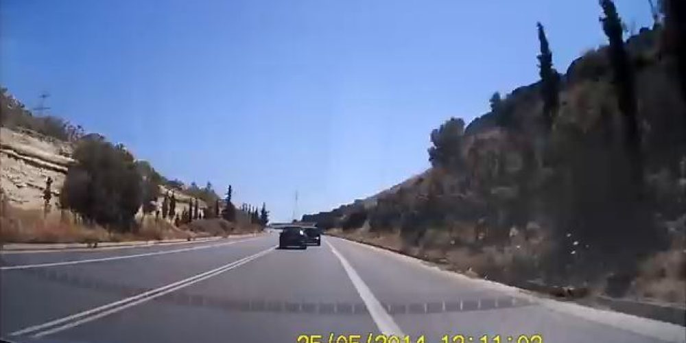 Δείτε την συμβαίνει όταν οδηγάς νόμιμα στην Εθνική οδό στην Κρήτη – BOAK (video)