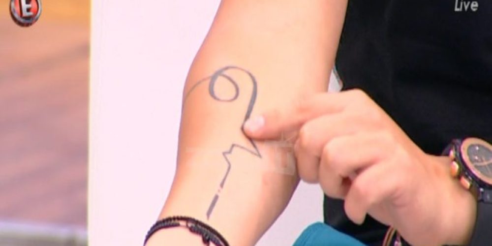Ηλίας Βρεττός: Τι σημαίνει το τατουάζ που έχει στο χέρι του;