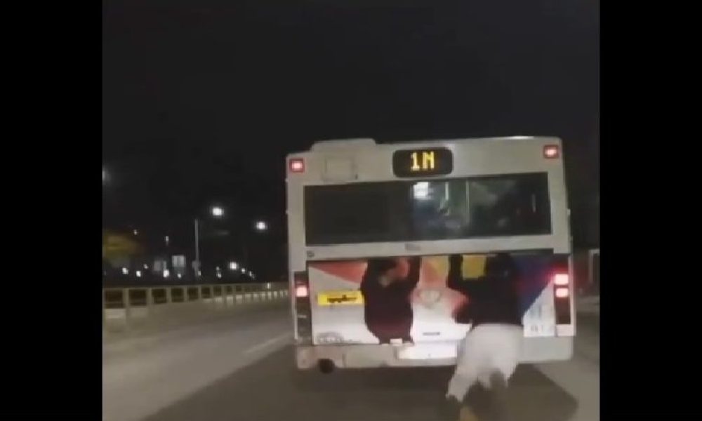 Νεαροί κρέμονται από εν κινήσει λεωφορείο του ΟΑΣΘ, με τον έναν να γλιστράει και να πέφτει στο οδόστρωμα! (video)