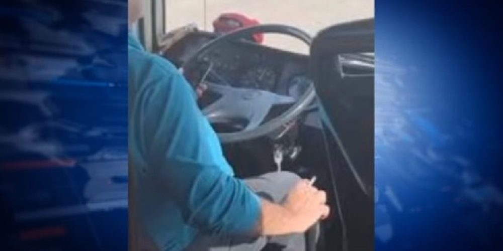 Ελληναράς οδηγός λεωφορείου κάπνιζε και μιλούσε στο κινητό (video)