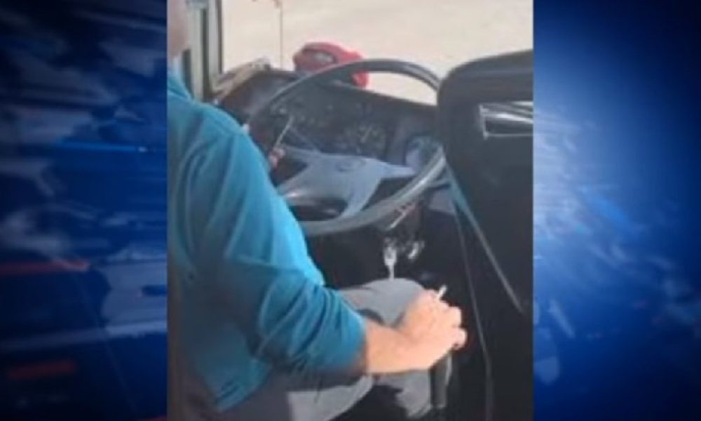 Ελληναράς οδηγός λεωφορείου κάπνιζε και μιλούσε στο κινητό (video)