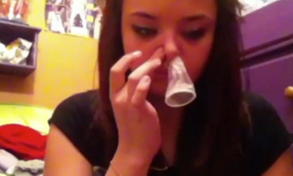 Εισπνέουν το προφυλακτικό από τη μύτη και βγαίνει από το στόμα: Το «Condom Snorting Challenge»