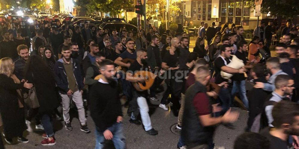 Καντάδα με τσικουδιές και μαντινάδες από 200 Κρήτες φοιτητές στο κέντρο της Θεσσαλονίκης (video)