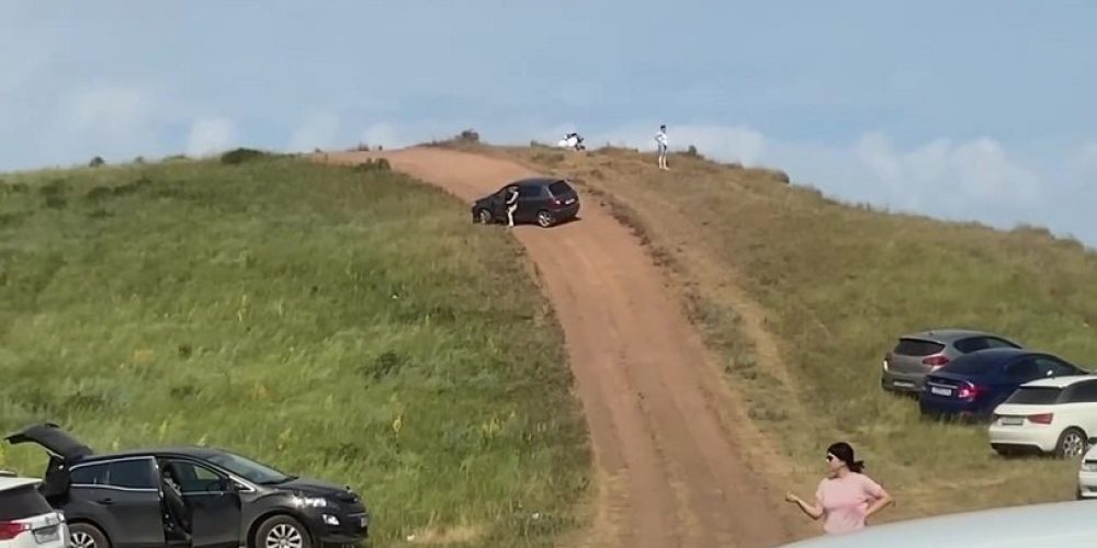 Τρομακτικό ατύχημα – Αυτοκίνητο χωρίς οδηγό κύλησε από λόφο και παραλίγο να σκοτώσει τουρίστες! (video)