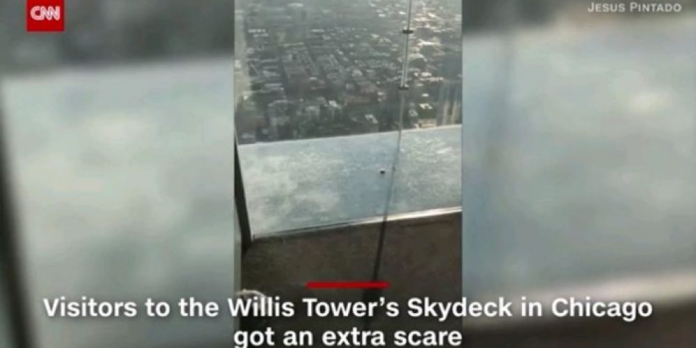 Όταν ο εφιάλτης γίνεται πραγματικότητα: Εσπασε το γυάλινο πάτωμα σε ουρανοξύστη