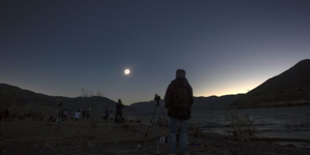 Μαγικές εικόνες από την έκλειψη Ηλίου: Η μέρα έγινε νύχτα(video)