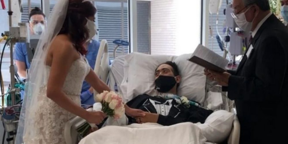 Ασθενής με κορωνοϊό παντρεύεται στο νοσοκομείο που τον έσωσε (video)