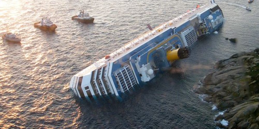 Έκαναν …αξιοθέατο το ναυάγιο του Costa Concordia