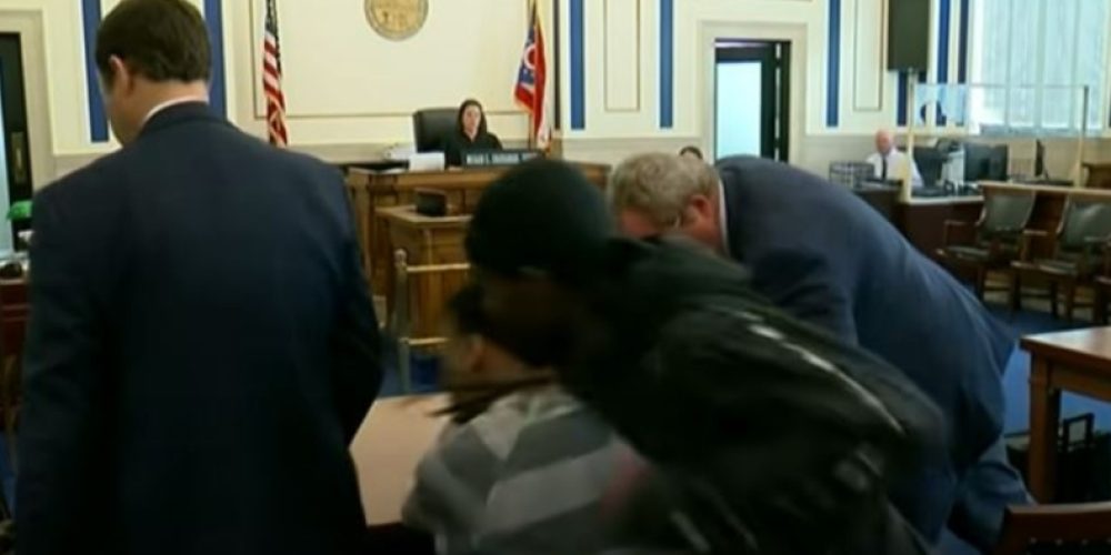 Πατέρας ξυλοκοπεί άγρια μέσα στο δικαστήριο τον δολοφόνο της γυναίκας και του γιου του (video)