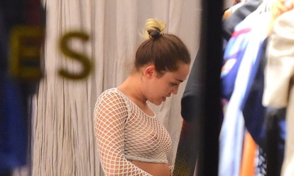 Φωτογραφίες: Η Miley Cyrus πήγε «γυμνόστηθη» για ψώνια