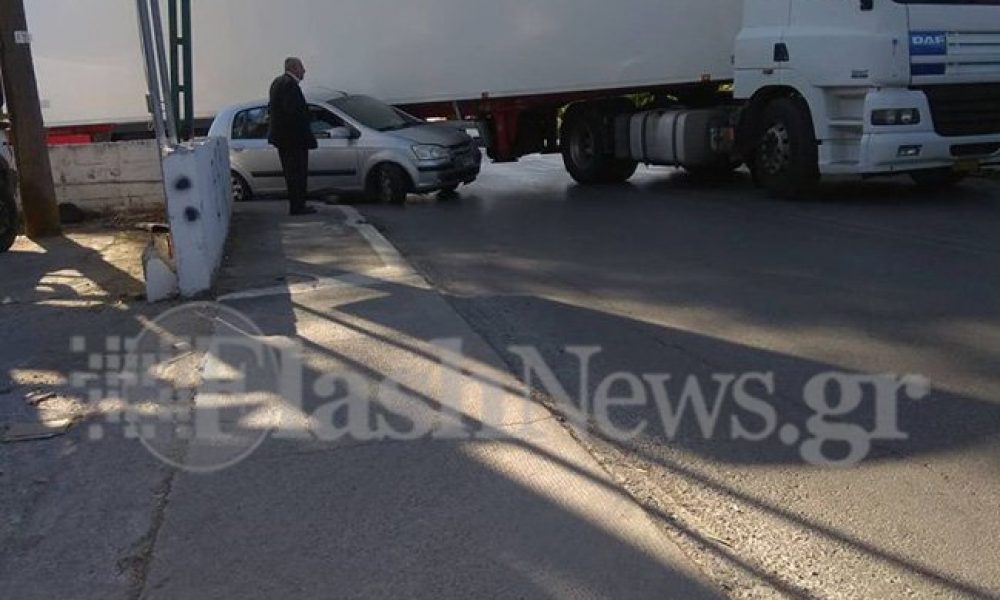 Αυτοκίνητο σφηνώθηκε σε νταλίκα στη Λεωφόρο Σούδας στα Χανιά (φωτο)