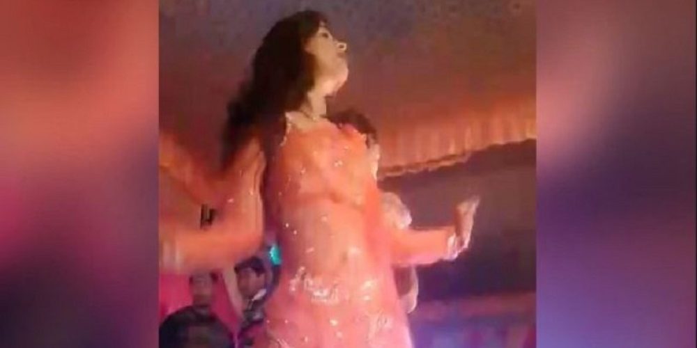 Η συγκλονιστική στιγμή που πυροβολούν χορεύτρια σε γάμο στο πρόσωπο επειδή σταμάτησε να χορεύει (video)
