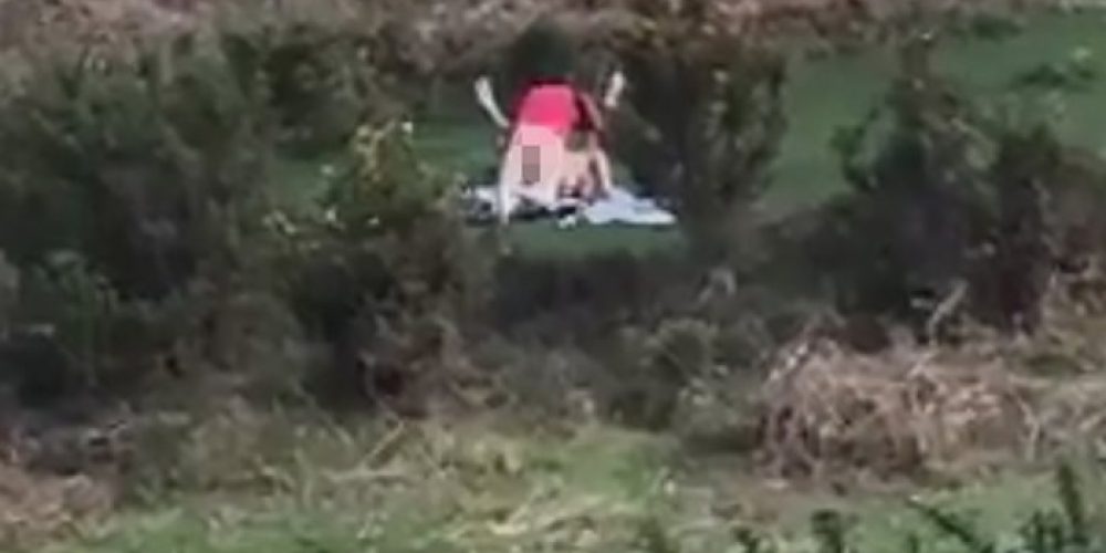Βίντεο: Τους έκαναν τσακωτούς να κάνουν σεξ στο πάρκο