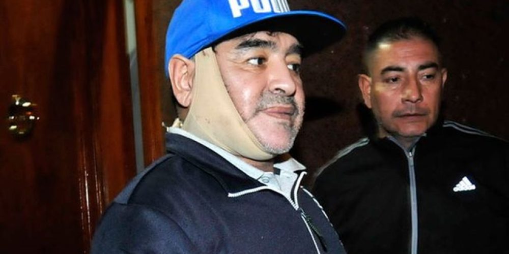 Diego Maradona: Με επίδεσμο στο πρόσωπο αποχωρεί από κλινική αισθητικών επεμβάσεων