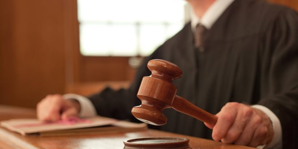 Στο «σκαμνί» ο δικαστής που ρώτησε θύμα βιασμού γιατί δεν κράτησε τα πόδια της κλειστά