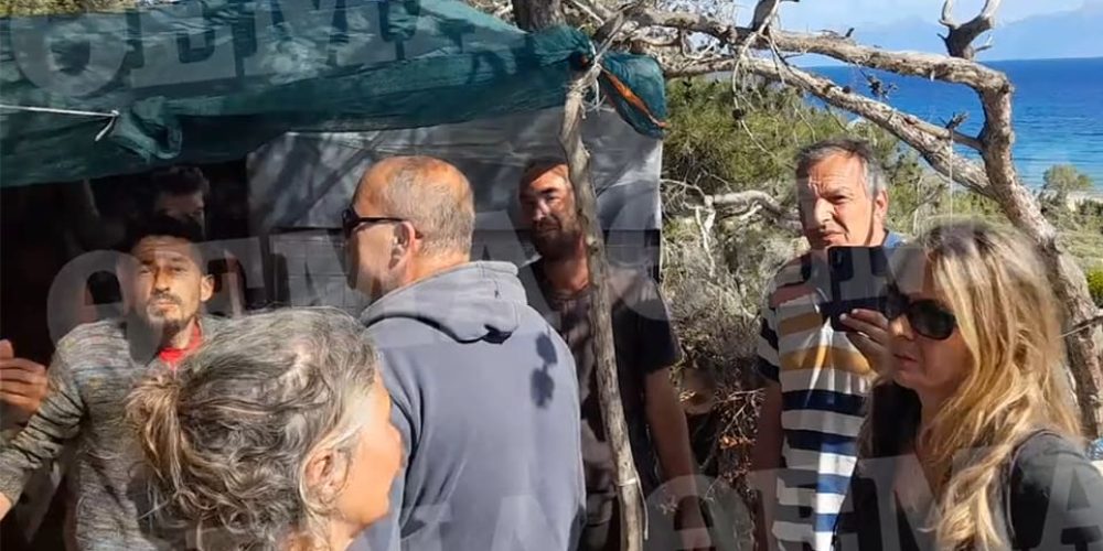 Χανιά: Η δήμαρχος της Γαύδου προσπαθεί να ξηλώσει με τα χέρια της τις καλύβες των «Survivors» (video)
