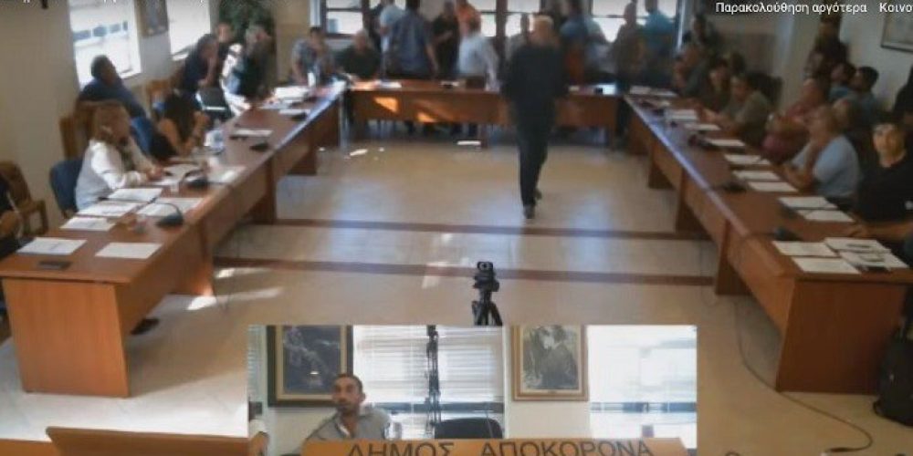 Παραλίγο να πέσει ξύλο σε απευθείας μετάδοση στο δημοτικό συμβούλιο Αποκόρωνα (βίντεο)