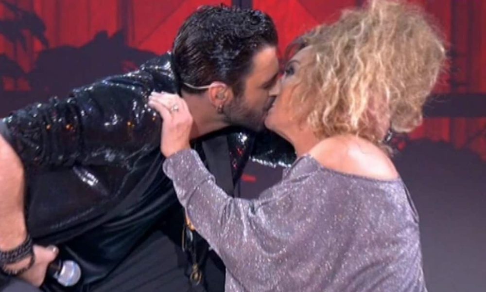 J2US: Ο Μαρίνος Κόνσολος «πάγωσε» την Ελένη Δήμου με καυτό φιλί στο στόμα