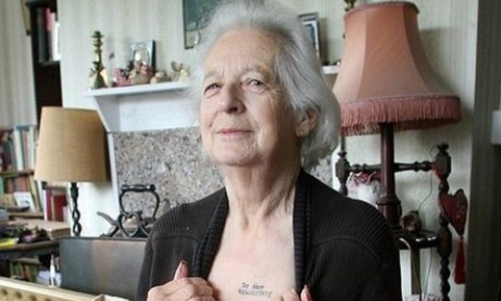 Απίστευτο: 81χρονη χτύπησε τατουάζ στο στήθος της