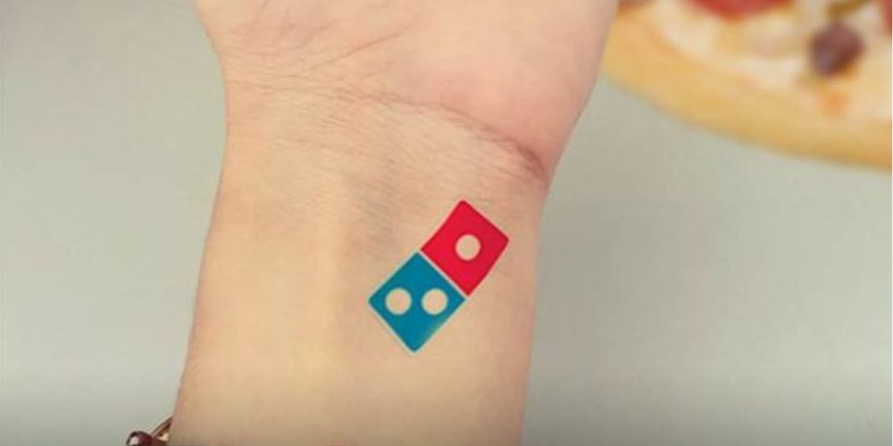 Η Domino’s Pizza χαρίζει δωρεάν πίτσα για πάντα έναντι τατουάζ