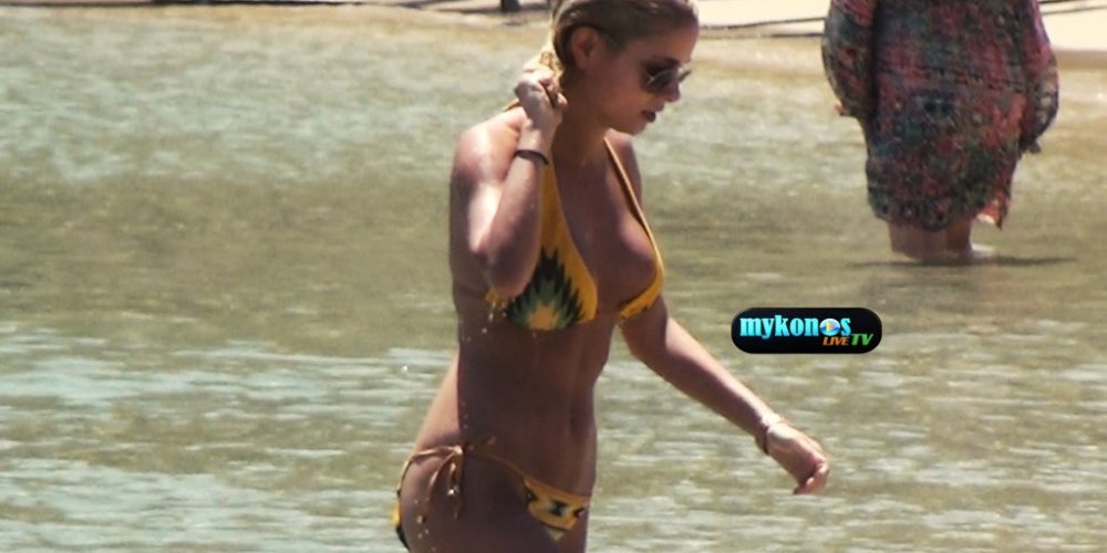 Η Δούκισσα Νομικού στην παραλία της Ψαρρού με bikini. Πόσο να αντέξουμε; (video)
