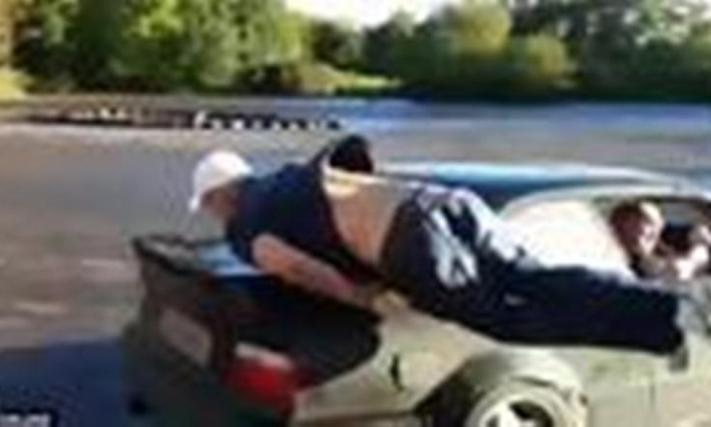 Βίντεο-σοκ: Το αυτοκίνητο κάνοντας drift «σηκώνει στον αέρα» έναν θεατή