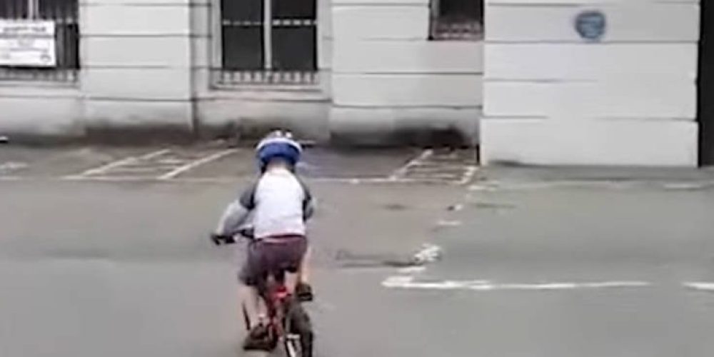 Βιντεοσκοπούσε το παιδί της να κάνει ποδήλατο, όταν η κάμερα έπιασε κάτι… μεταφυσικό (video)