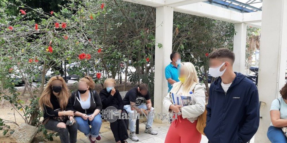 Χανιά: Αγανακτισμένοι οι ασφαλισμένοι από την ατελείωτη αναμονή έξω από τον ΕΦΚΑ (φωτο)