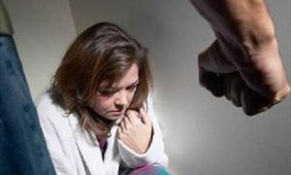 Ειδικός φρουρός αποπειράθηκε να κακοποιήσει σεξουαλικά 27χρονη και την ξυλοκόπησε