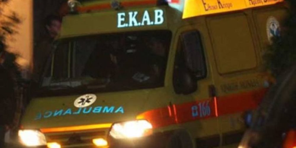 Χανιά: Αστυνομία και ΕΚΑΒ έκαναν “μπαλάκι” έναν άνδρα πεσμένο στο πεζοδρόμιο (φωτο)