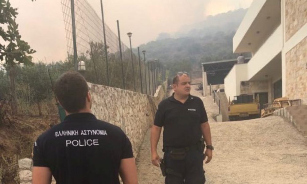 Ανεξέλεκτη είναι αυτή την ώρα η πυρκαγιά στην περιοχή του Κακοπέτρου Πλατανιά, με την απομάκρυνση των κατοίκων από τους κατά τόπους οικισμούς.