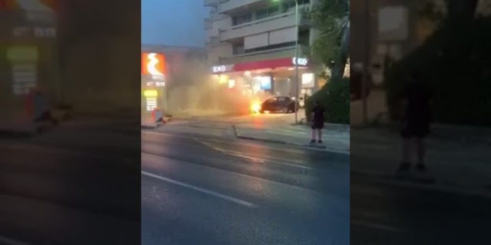 Αυτοκίνητο που είχε πάρει φωτιά μπήκε σε βενζινάδικο (video)