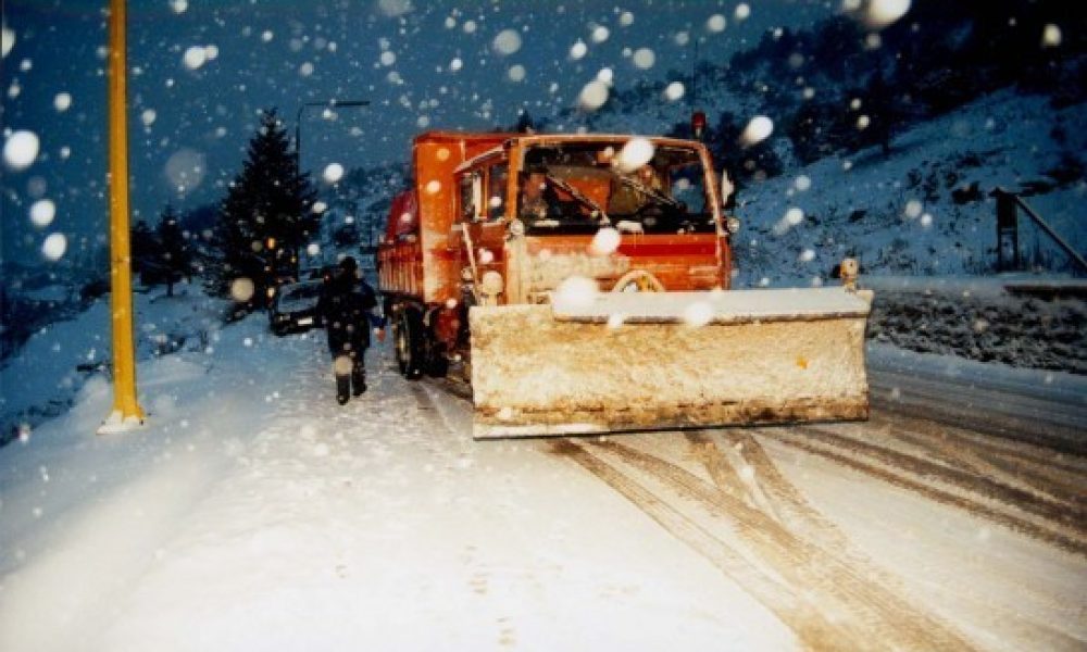 Μάχη με το χιόνι στους δρόμους δίνουν τα εκχιονιστικά στα Χανιά